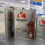 ディストリビューター用ディスプレイに陳列された、CVTフルード入りのエンジンオイル「KATMOTO K7 5W-30」および「K9 ECO 0W-20」