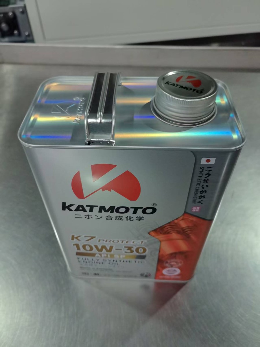 KATMOTO K7 PROTECT 10W-30缶のブランド入りキャップと金属製取っ手の近接写真