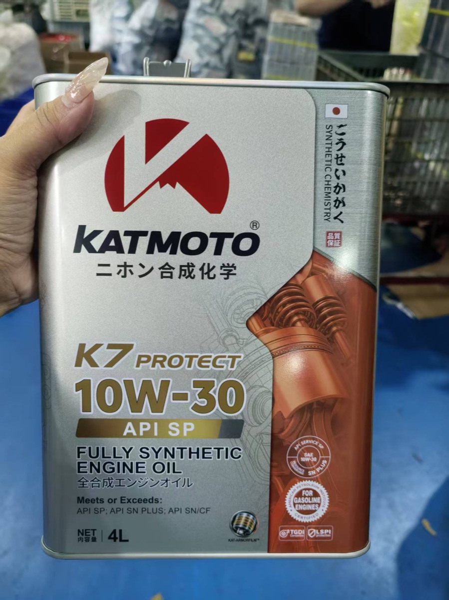 手で支えたKATMOTO K7 PROTECT 10W-30 4 L缶の前面ラベル実写