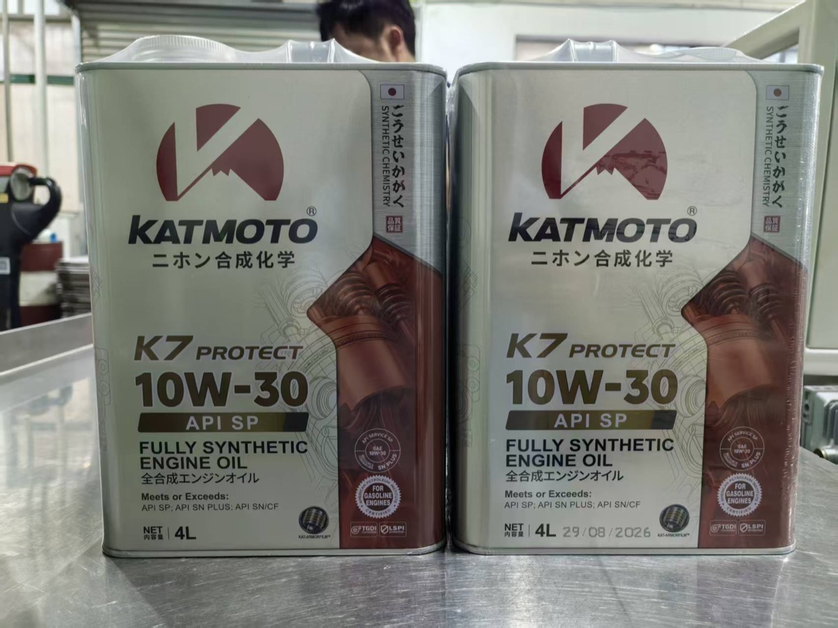 API SP表記が見えるKATMOTO K7 PROTECT 10W-30 4 L缶2本の実写